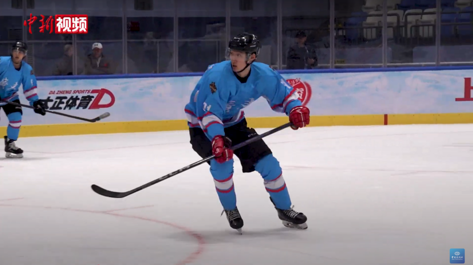 Illustration: Learning to Skate: First Steps for Ice Hockey Beginners