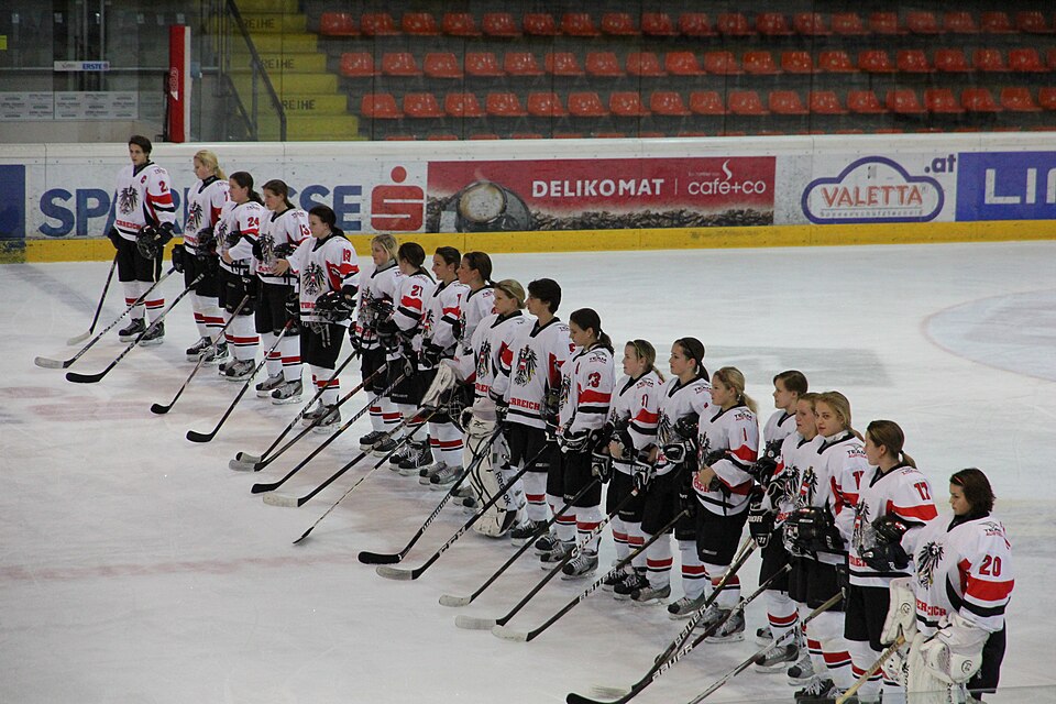 Illustration: Popular Ice Hockey Formations and When to Use Them