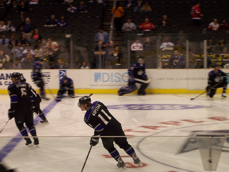 Illustration: Why Dynamic Warm-Ups Are Essential for Hockey Players